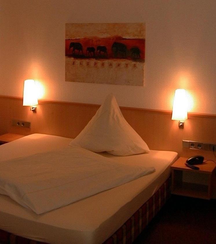 Hotel Lindenkrug Gutersloh Exterior photo